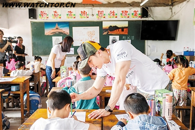 美度新款女士腕表驚艷亮相解放碑 形象大使吳尊走進合川小學建圖書室 形象大使 解放碑 吳尊 美度 腕表 熱點動態(tài)  第3張